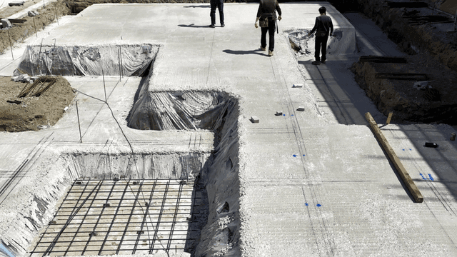 건설 현장에서 일하는 작업자들