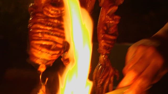 활활 타오르는 그릴 위의 오징어 꼬치