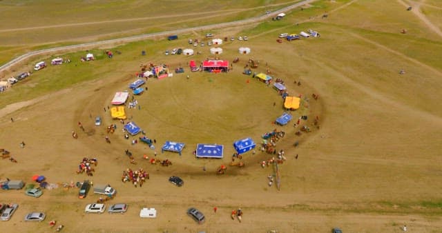 넓은 들판에서의 전통 축제