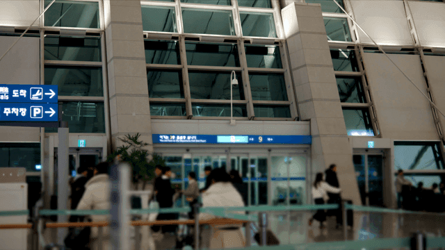 여행객들로 붐비는 공항 터미널