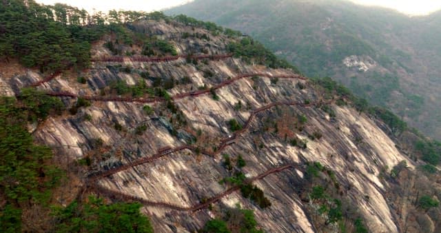 가파른 절벽에 둘러진 굽은 산책길