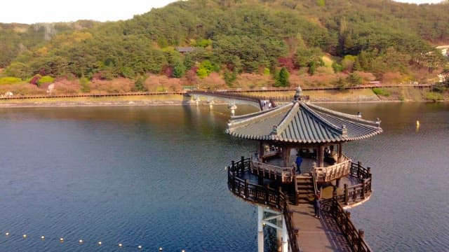 고요한 강 위의 전통 정자