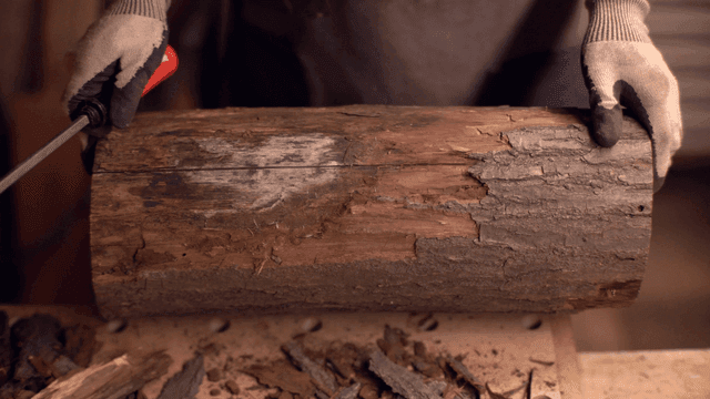 작업장에서 나무를 조각하는 장인