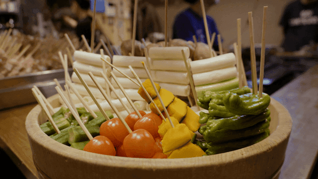 그릇에 담긴 꼬치 채소 모음