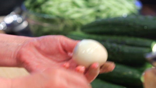 부엌에서 삶은 달걀 껍질 벗기기