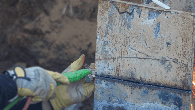 야외에서 금속을 용접하는 작업자