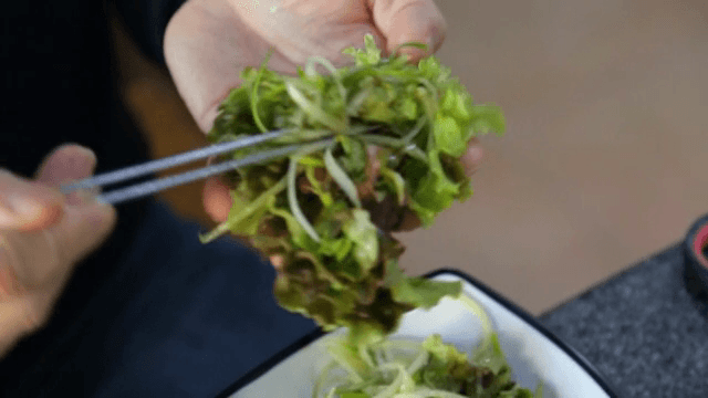 삼겹살을 쌈채소와 같이 곁들이기