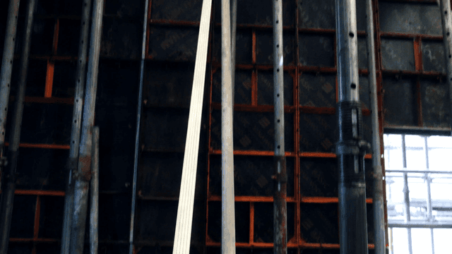 실내에서 스트랩으로 고정된 목재 기둥