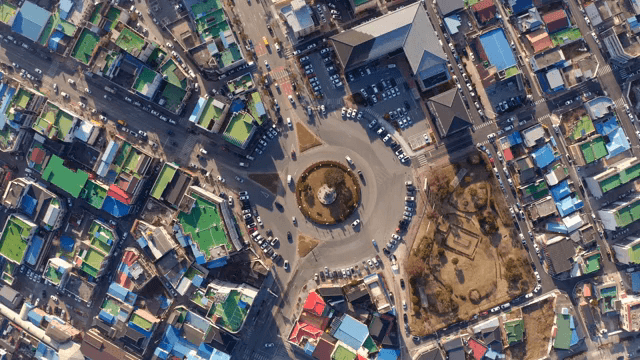 도시 로터리의 항공 뷰