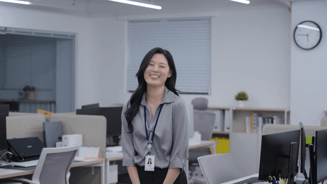 현대 사무실에서 미소 짓는 직장인