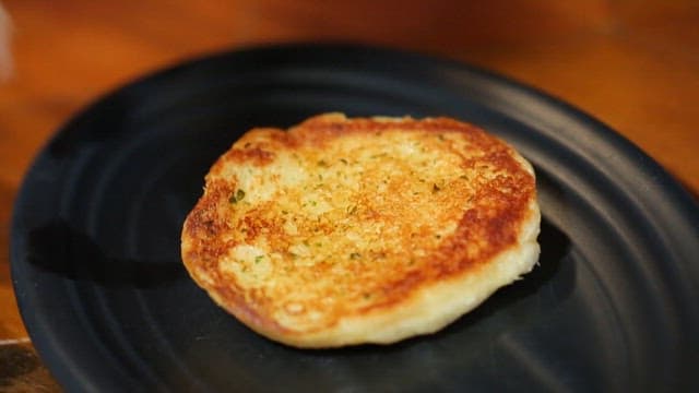 촉촉한 풀드 포크를 얹어 먹는 빵