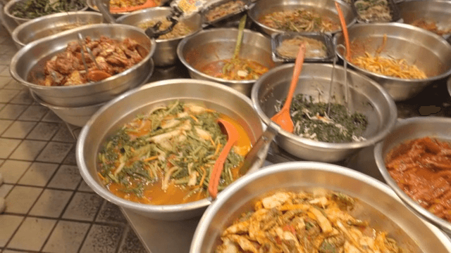 다양한 한국 반찬이 진열된 모습
