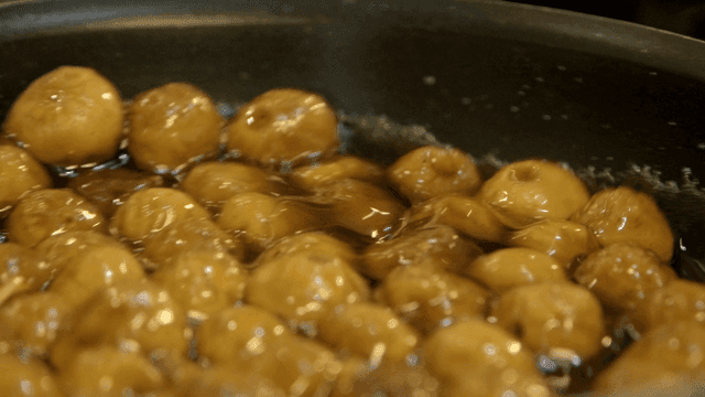 Glossy fig syrup stew cooked in pan