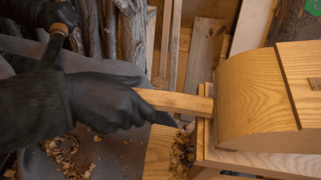 드로우 나이프로 조각되는 나뭇가지