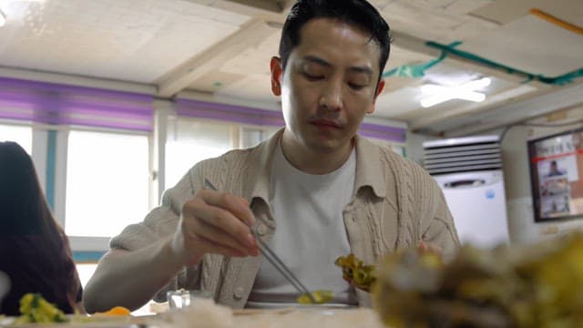 식당에서 쌈을 싸먹는 남자