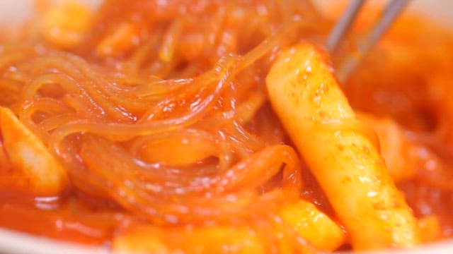떡볶이와 면을 섞는 장면
