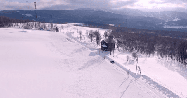 눈 덮인 산과 오두막 풍경 앞 도로