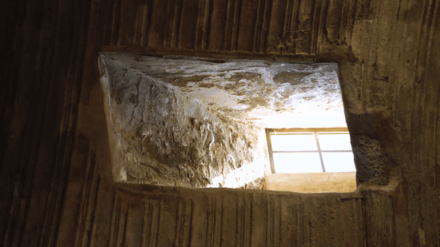 작은 창문으로 들어오는 빛