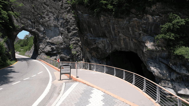 암벽을 뚫고 이어지는 산길의 짧은 터널