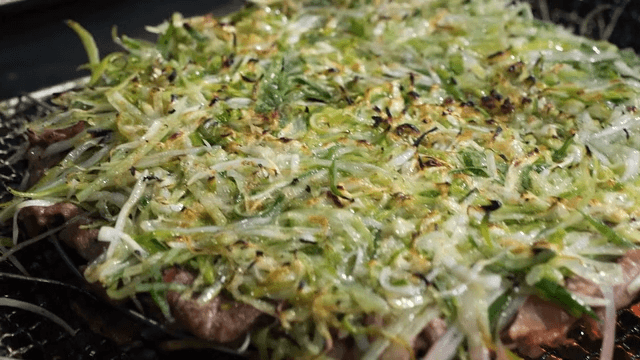 Sizzling grilled charcoal-grilled green onion bulgogi from barbecue