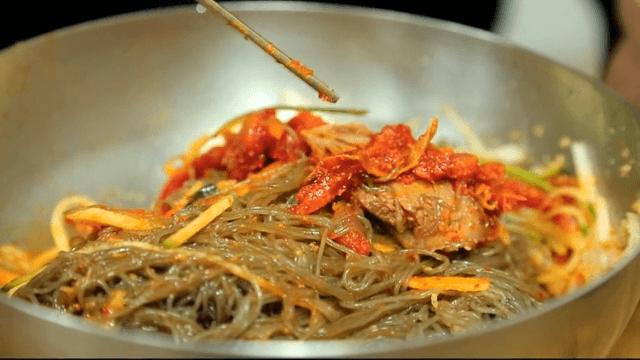 젓가락으로 명태회냉면을 휘젓는 장면