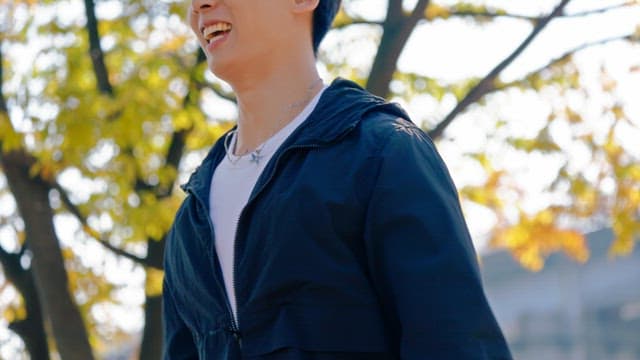 햇살이 비치는 길에서 줄넘기하는 남성