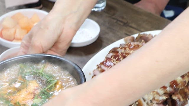 족발이 있는 테이블에 서빙되는 순대국밥