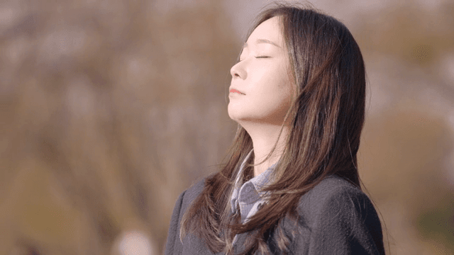 지친 기색이 역력한 공원에서의 여성