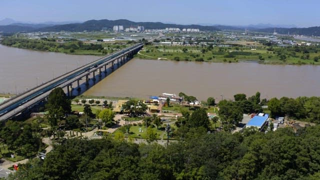 화창한 날의 초록색과 다채로운 구조물로 가득한 도심속 공원
