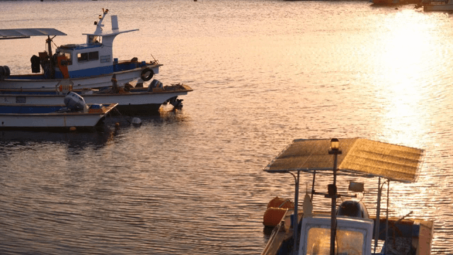 일몰에 고요한 바다의 어선들