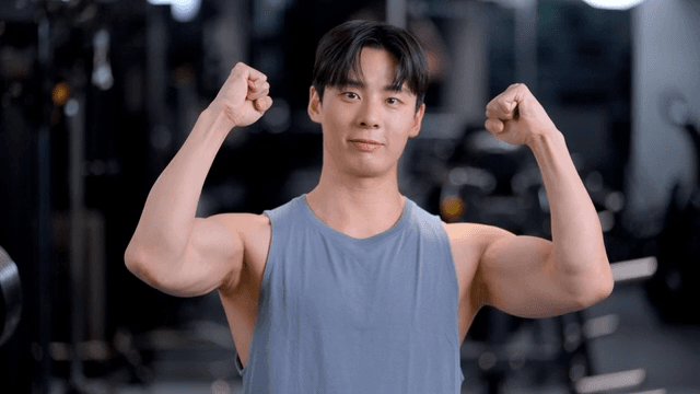 헬스장에서 정면을 보고 웃으며 응원하는 젊은 남성