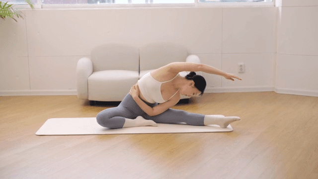 실내에서 요가를 하는 여성