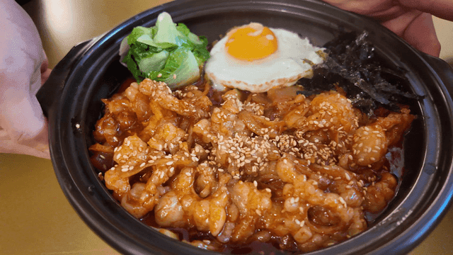 Stir-fried beef intestines topped with fried egg in pot