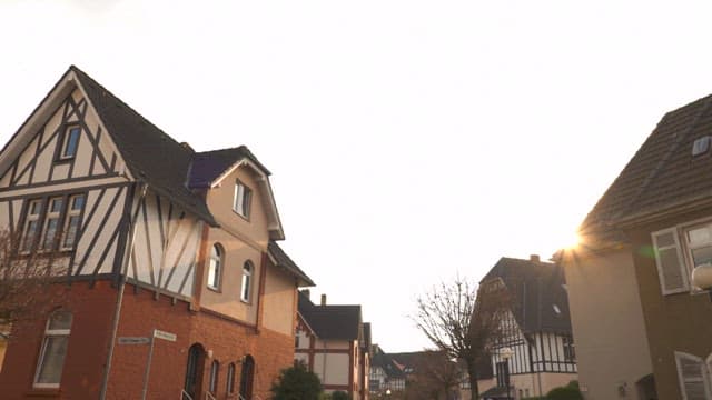 유럽의 아침 햇살이 비치는 아기자기한 주택이 있는 동네