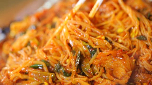 Noodles mixed with cow skin salad