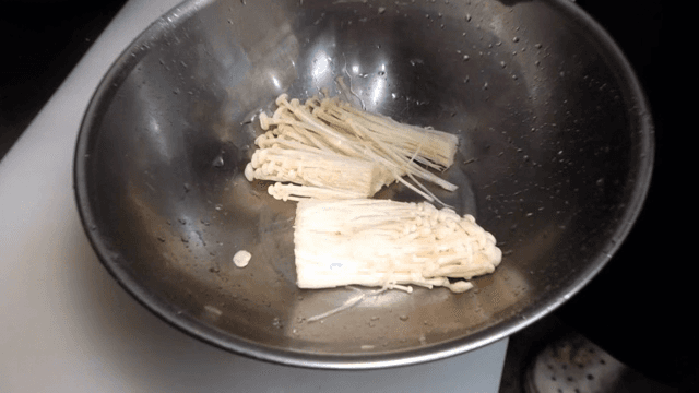 그릇에 준비된 팽이버섯