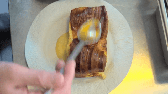 소스를 곁들인 요리 준비