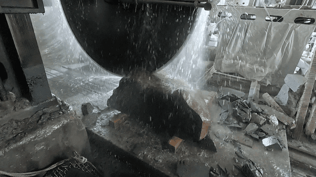 물로 냉각되는 석재 절단 과정