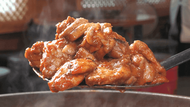 주걱으로 떠낸 매운 닭갈비