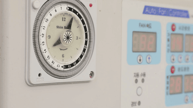 타이머와 제어 패널의 근접 촬영