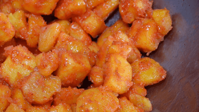 그릇에 담긴 딸기 가루 망고 무침