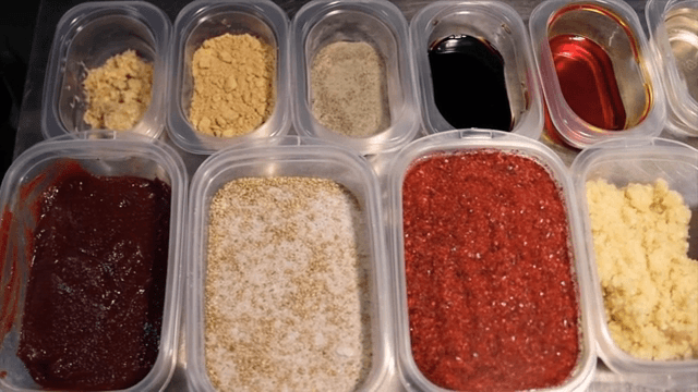 플라스틱 용기에 담긴 다양한 재료들