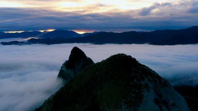 산봉우리에서 본 구름 위의 일출