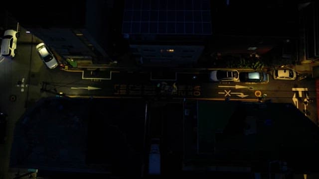 자동차와 보행자가 있는 밤의 도시 거리