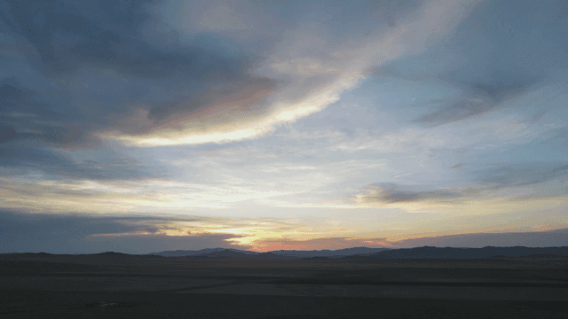 일몰 하늘이 있는 광활한 풍경