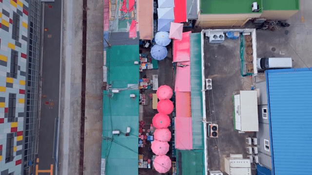 다채로운 파라솔이 있는 번화한 시장 거리