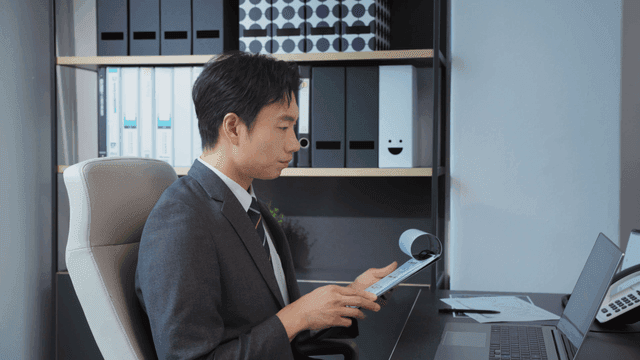 책상에서 서류를 검토하는 사업가