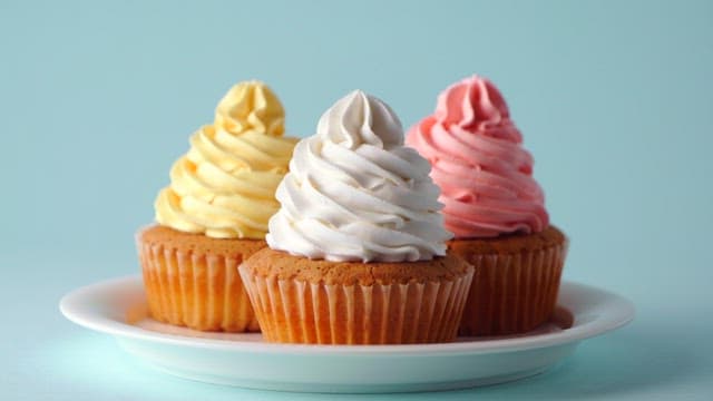 색색의 스프링클로 장식되는 컵케이크