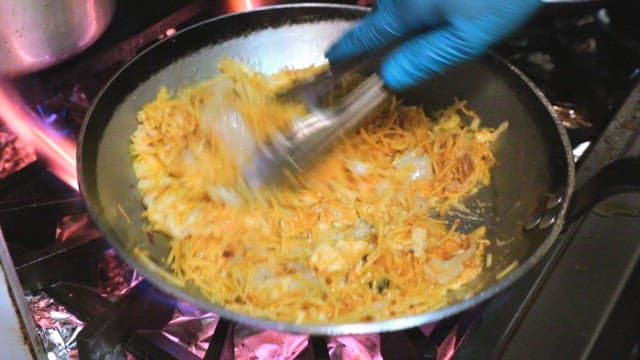 주방에서 불과 프라이팬으로 요리하기