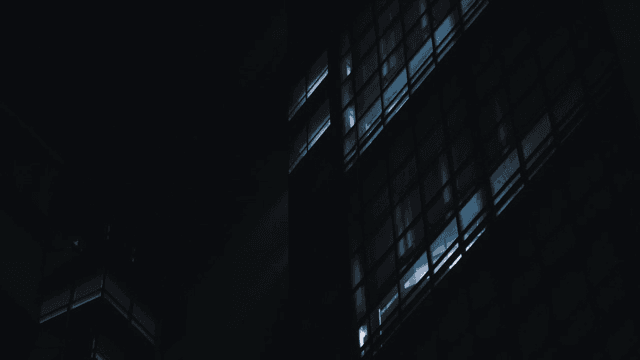 현대적인 고층 건물의 야경